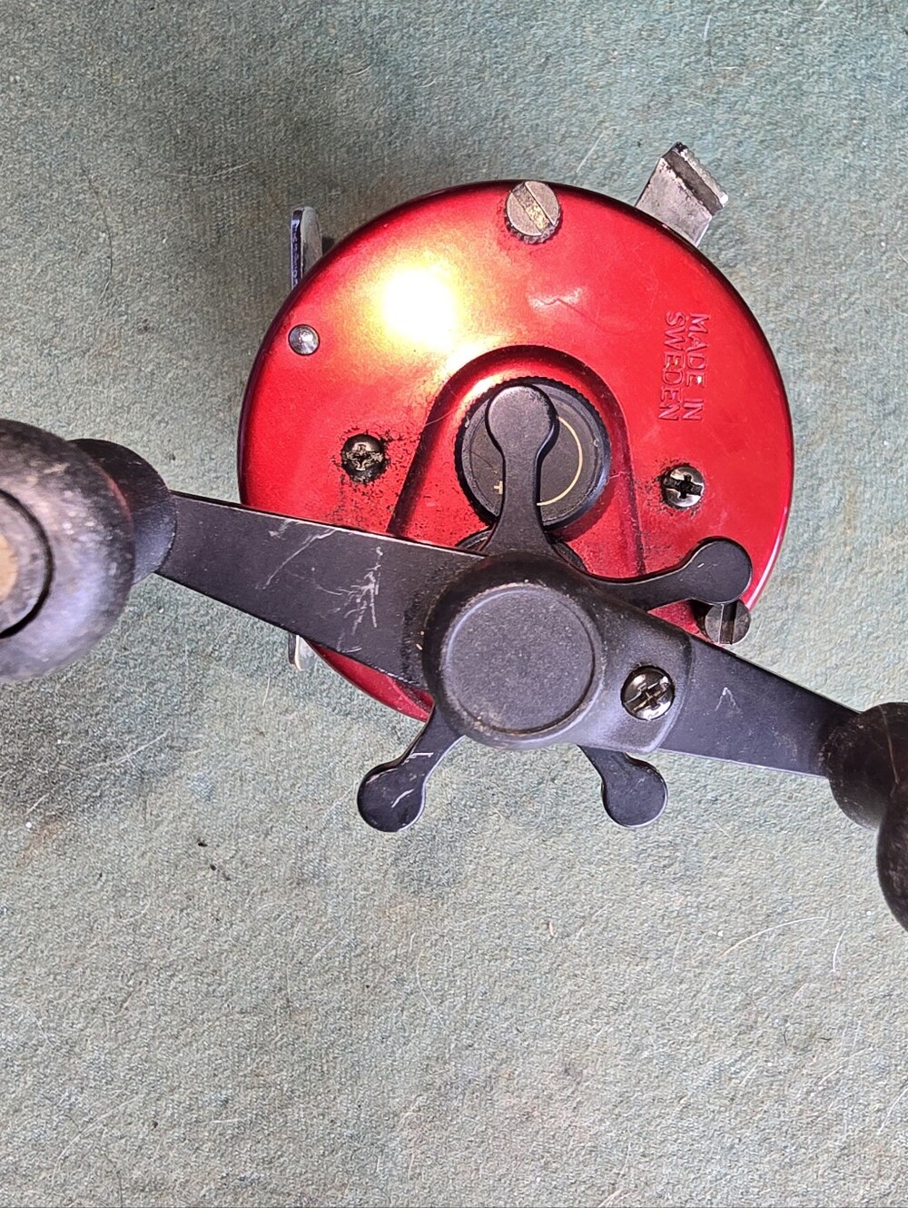 Abu Garcia Ambassadeur 5000C Classic Baitcasting Reel - Red/Black - Picture 10 of 10